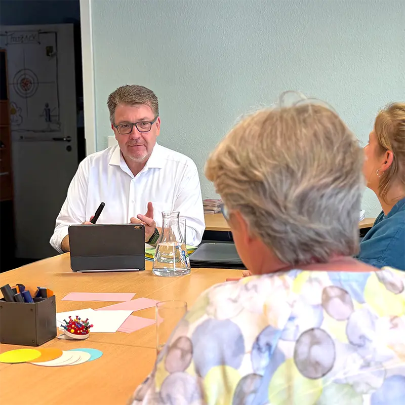 Meeting mit Mitarbeitern einer Kommune.