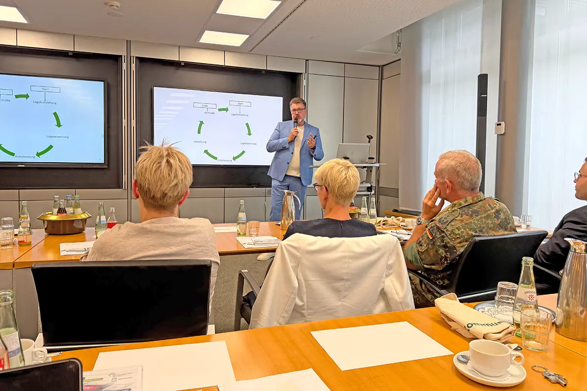 Teamsitzung zum Thema Krisenmanagement